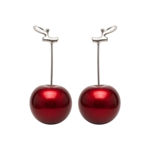 Eleganti orecchini a ciliegia in resina rossa con foglie argentate su fondo bianco