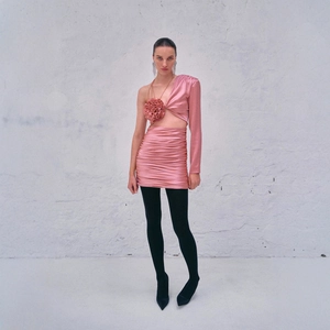 Robe en soie rose à une épaule avec fleur 3D et coupe moulante style bodycon chic