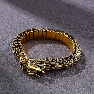 Dettaglio ravvicinato di un bracciale a testa di drago oro vintage con squame in metallo