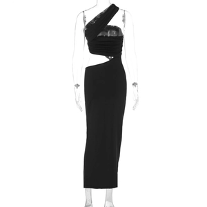 Détail d'une robe noire à épaule dénudée avec découpe à la taille et effet de fronces