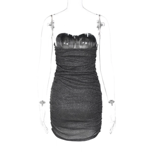Gros plan du tissu à paillettes noires sur une robe bustier moulante avec des fronces