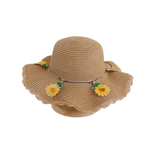Cappello di paglia estivo per bambini con ricamo a girasole e tesa ondulata parasole