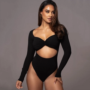 Détail d'un body à manches longues avec nœud frontal et découpe à la taille sexy
