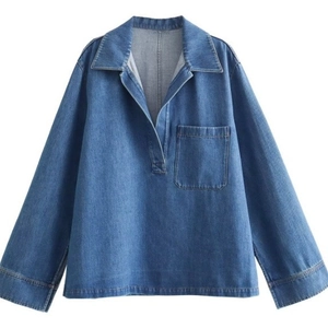 Damen Denim-Hemd in Blau, locker geschnitten mit V-Ausschnitt und Brusttasche am Ärmel