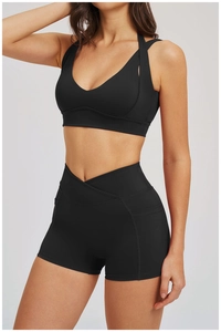 Detail von schwarzem Sport-BH und High-Waist-Shorts mit V-Cross-Bund und Seitentasche