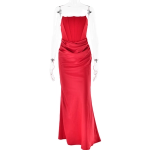 Détail d'une robe longue en satin rouge montrant le corsage plissé et la texture