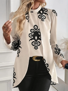 Detail von eleganter crèmefarbener Bluse und Weste mit schwarzer Stickerei und Seidenglanz