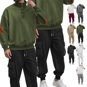 Détails de la texture gaufrée et des poches cargo sur cet ensemble de sport pour homme