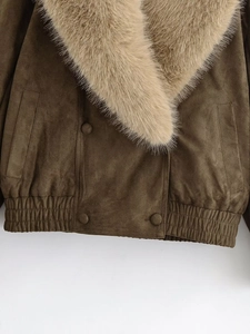 Vue détaillée de la texture du daim marron foncé et du col épais en fausse fourrure beige