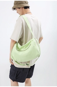 Sac bandoulière en nylon vert menthe grande capacité porté par un mannequin pour le style