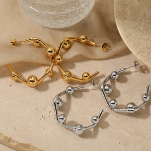 Boucles d'oreilles créoles irrégulières en C avec boules métalliques dorées et argentées