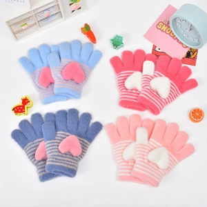 Détails de quatre paires de gants rayés pour enfants avec des cœurs en peluche 3D doux