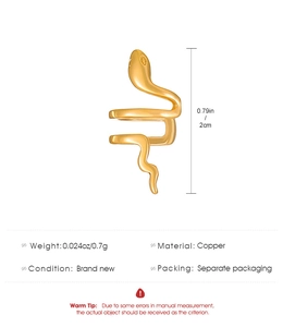 Dettaglio del ear cuff a serpente dorato con dimensioni 2 cm e specifiche in rame lucido
