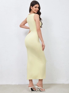Elegante vestido ajustado amarillo pálido sin mangas con abertura lateral y cintas largas