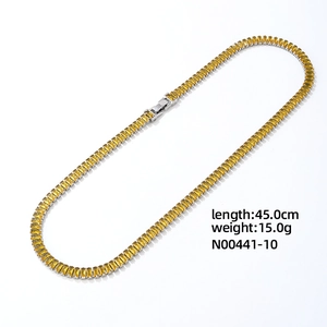 Detail van zilveren ketting met gele rechthoekige zirkoon en vouwsluiting