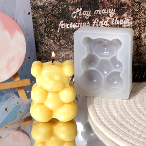 3D Silikonform kleiner Bär und fertige handgefertigte Kerze für DIY Bastelprojekte