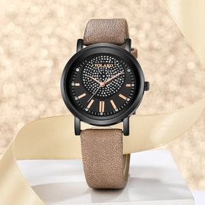 Montre élégante pour femme avec cadran étoilé et bracelet en cuir marron sur fond doré chic