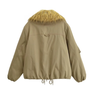 Veste matelassée kaki pour femme avec col en fausse fourrure amovible et vue de l'arrière