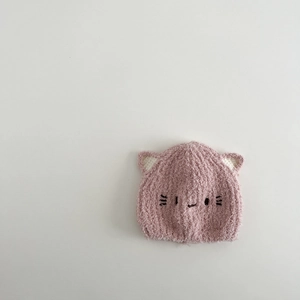 Detail der rosa Plüsch-Babymütze mit Katzenstickerei und weicher Strickstruktur