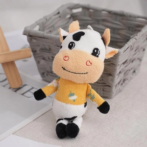 Simpatico portachiavi a forma di mucca in peluche con vestiti gialli e gancio in alto