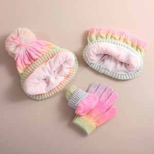 Detail des Winter-Stricksets mit rosa Fleece-Futter für Wärme und Farbverlauf-Zopfmuster