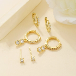 Ensemble de trois paires de boucles d'oreilles dorées avec pendants et zircons