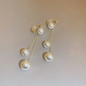 Elegant vintage long pearl tassel drop earrings in golden metal with silver needle finish