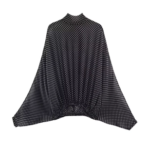 Camicetta a pois con maniche a pipistrello e colletto alto retrò su sfondo bianco