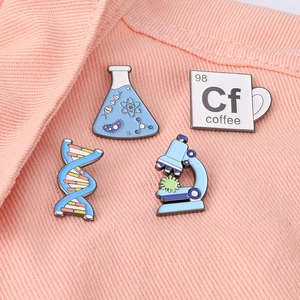 Detailaufnahme von Wissenschafts-Pins mit Mikroskop und DNA auf rosa Stoffhintergrund