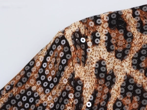 Gros plan détaillé du tissu à sequins léopard avec des paillettes argentées rondes