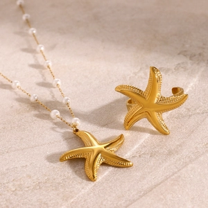 Collier en acier inoxydable plaqué or 18 carats avec pendentif étoile de mer et perles