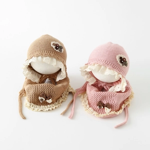 Ensemble bonnet et écharpe tricotés pour bébé fille en kaki et rose avec dentelle et fleurs