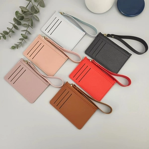 Portacarte sottili in ecopelle con cinturini da polso e tasche con zip in sei colori diversi