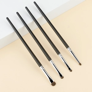Set di 4 pennelli professionali per ombretto con manici neri e ghiere in argento lucido