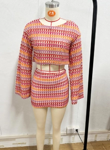 Détail de l'ensemble au crochet coloré avec rayures ondulées dans les tons orange et violet