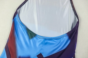 Vue détaillée de la double couture et de l'imprimé géométrique coloré sur l'encolure