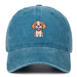 Détail du tissu en denim délavé et broderie de chiot sur la casquette de baseball