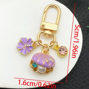 Détail du pendentif coquillage et fleur violette sur porte-clés doré avec dimensions