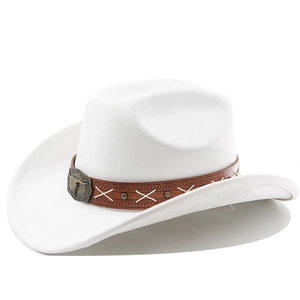 Détail du chapeau de cowboy blanc avec bande en cuir marron et boucle tête de taureau