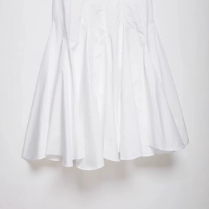 Robe midi blanche à dos nu avec détails plissés sur la jupe et coupe à plusieurs niveaux