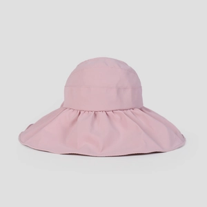Dettaglio cappello parasole rosa a tesa larga con bordi ondulati e tessuto traspirante
