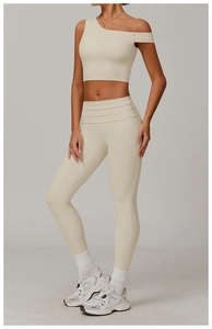 Détail d'un ensemble de yoga crème taille haute avec haut de sport à une seule épaule