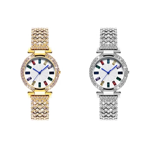 Montre de luxe pour femme étanche avec cristaux arc-en-ciel en finitions or et argent