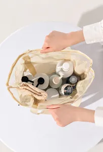 Detail van grote mesh strandtas met ruim interieur voor toiletartikelen en handdoeken