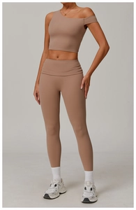 Détail d'un haut de yoga asymétrique marron moka et d'un legging taille haute