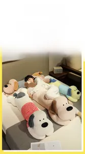 Longs coussins peluche chiots à rayures pour dormir utilisés par un mannequin femme