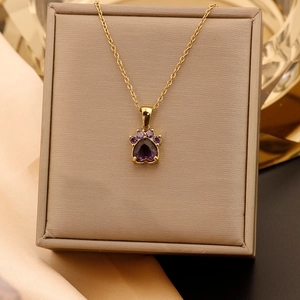 Détail du pendentif patte de chat avec zircons violets sur chaîne plaquée or 18 carats