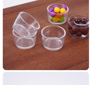 Gros plan de mini tasses en plastique transparent pour desserts miniatures DIY