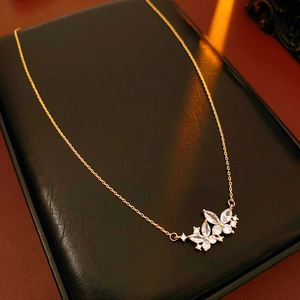 Détail macro d'un pendentif en plaqué or orné de cristaux clairs taille marquise