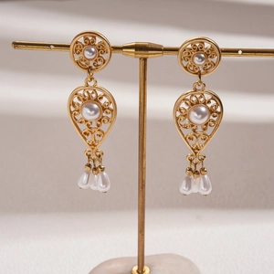 Vintage gold hollow flower earrings with imitation pearls and teardrop tassel pendants